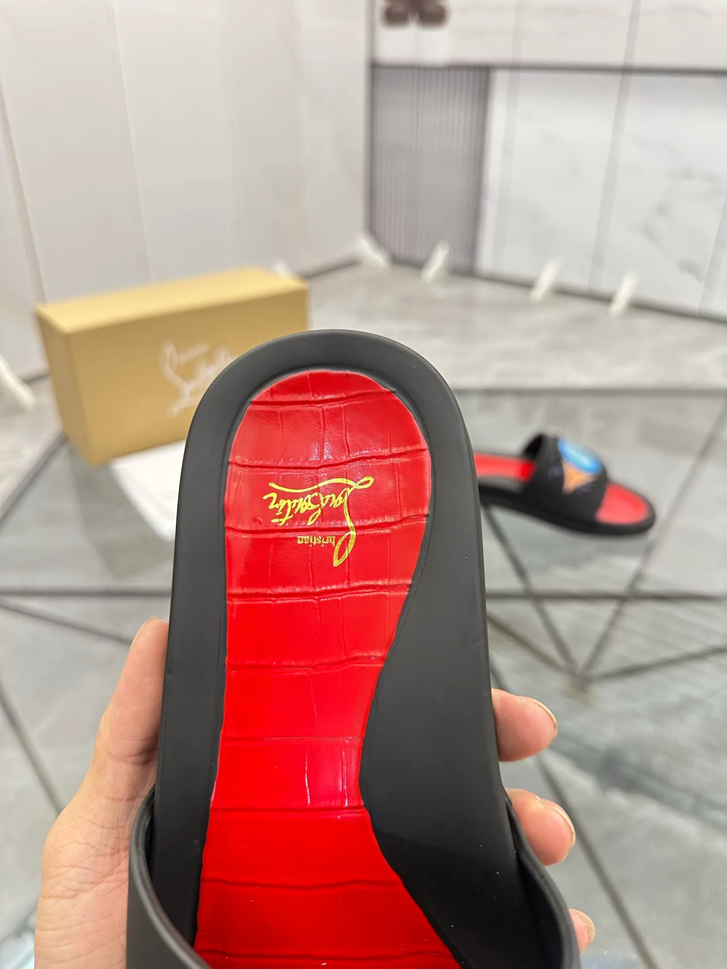 Men's shoes: 💰P340¥ Product trademark: CL red-soled shoes* "CL*" slippers Regular size: 38-44 (men's 45.46 can be customized) Product materials: imported cowhide upper, professional 5D craftsmanship, high-end rivets, sheepskin lining, original outsole. Number: 789